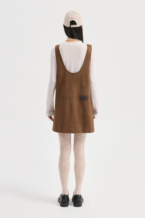 아이보리 컬러의 "[Re-Order] 프릴 레이스 긴소매 티셔츠"입니다. 부드러운 촉감의 레이스 소재로 제작되었으며, 봄, 가을에 입기 좋습니다. 라운드넥과 슬림핏 디자인에 넥과 소매 부분의 프릴 디테일이 여성스럽고 우아한 분위기를 연출합니다.  얇은 두께로 레이어드하여 다양한 스타일을 연출할 수 있으며, 데이트룩, 카페룩, 모임룩에 활용하기 좋습니다. 클래식, 로맨틱, 미니멀한 스타일을 즐기는 여성분들께 추천합니다.
