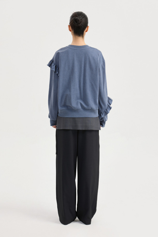 자수 포인트 스웨트셔츠 (다크블루)는 여성스러운 무드를 연출하는 캐주얼 스타일의 맨투맨입니다. 부드러운 면 소재에 루즈핏으로 편안한 착용감을 선사하며, 봄, 가을에 적합합니다. 브이넥 디자인에 리본 자수 장식과 프릴 소매 디테일이 더해져 로맨틱한 분위기를 자아냅니다. 피그먼트 워싱 처리로 빈티지한 느낌을 주어 데이트룩, 카페룩, 봄 소풍룩 등 다양한 TPO에 활용하기 좋습니다.
