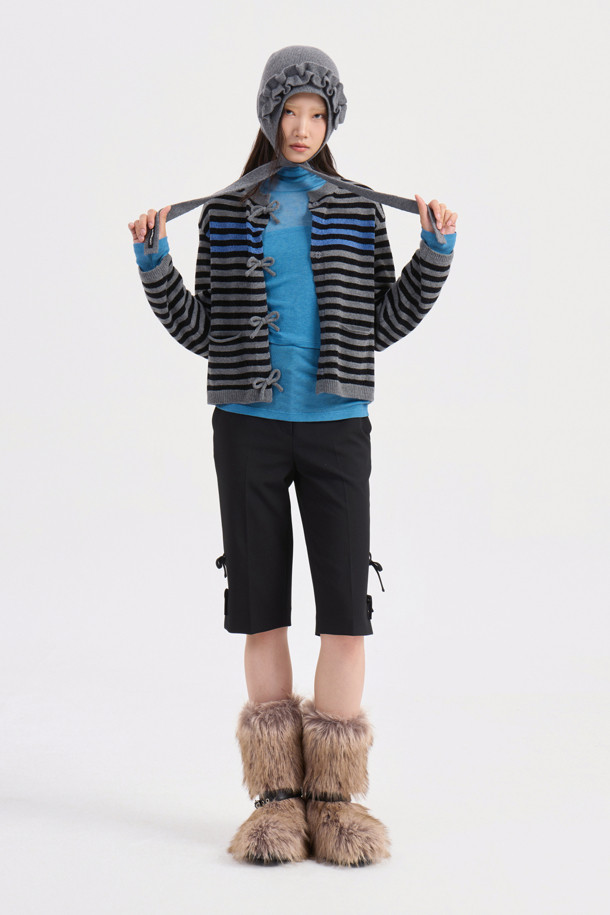 [Re-Order] 레이어드 포인트 롱 슬리브 티셔츠 (블루)는 여성스러운 무드와 캐주얼 스타일을 동시에 연출할 수 있는 긴 소매 티셔츠입니다. 부드러운 촉감과 얇은 두께감으로 봄, 가을, 겨울 시즌에 활용하기 좋으며, 라운드넥 디자인에 프릴 및 덧장 디테일이 더해져 포인트를 줍니다. 슬림핏으로 제작되어 여성스러운 실루엣을 강조하며, 데이트룩, 출근룩 등 다양한 TPO에 매치하기 좋습니다. 울, 텐셀 소재와 후라이스 소재의 조합으로 편안하면서도 세련된 스타일을 완성합니다.
