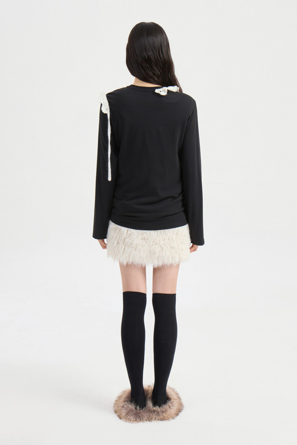 블랙 색상의 니트 크로셰 포인트 롱 슬리브 티셔츠입니다. 부드러운 촉감의 니트 소재로 제작되어 봄, 가을, 겨울 모두 활용 가능하며, 레귤러 핏으로 편안하게 착용할 수 있습니다. 라운드넥 디자인에 어깨 니트 테이프 장식과 밑단 라벨 디테일이 돋보입니다. 출근룩이나 모임룩 등 다양한 TPO에 클래식, 미니멀, 캐주얼 스타일로 연출하기 좋습니다. 무지 디자인으로 어떤 스타일에도 쉽게 매치할 수 있는 베이직한 티셔츠입니다.
