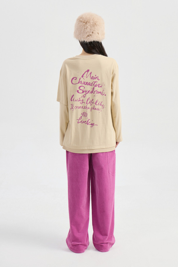 라이트 베이지 컬러의 레터링 포인트 루즈핏 롱 슬리브 티셔츠입니다. 부드러운 면 소재로 제작되어 편안한 착용감을 선사하며, 캐주얼한 스타일을 연출하기 좋습니다. 라운드넥 디자인에 언밸런스 소매 디테일과 슬로건 프린트가 포인트로 더해져 유니크함을 더했습니다. 봄, 가을 시즌 산책룩 또는 봄 소풍룩으로 활용하기 좋으며, 캐주얼, 미니멀, 클래식 스타일을 즐겨 입는 여성분들께 추천합니다. 루즈핏으로 편안하게 착용 가능하며, 레귤러 기장으로 다양한 하의와 매치하기 용이합니다.
