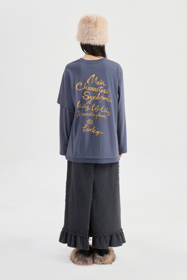 다크 블루 컬러의 레터링 포인트 루즈핏 긴소매 티셔츠입니다. 부드러운 면 소재로 제작되어 편안한 착용감을 선사하며, 일상에서 캐주얼하고 베이직한 스타일을 연출하기 좋습니다. 언밸런스 소매 디테일과 슬로건 프린트가 돋보이는 디자인으로, 산책룩이나 집콕룩 모두 잘 어울립니다. 넉넉한 루즈핏으로 편안함을 더했으며, 봄, 가을 시즌에 활용하기 좋은 아이템입니다. 라운드넥 디자인으로 어떤 스타일에도 쉽게 매치할 수 있습니다.
