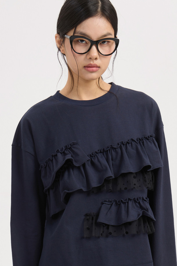다크 네이비 색상의 프릴 포인트 스탠다드핏 긴팔 티셔츠입니다. 봄, 가을에 어울리는 얇은 두께의 면 소재로 제작되어 편안한 착용감을 선사합니다. 라운드넥 디자인에 메쉬 프릴 디테일이 더해져 캐주얼하면서도 여성스러운 분위기를 연출합니다. 16수 싱글 져지 소재로 제작되어 부드러운 촉감을 느낄 수 있으며, 데이트룩이나 봄 소풍룩과 같은 TPO에 활용하기 좋습니다. 미니멀, 캐주얼, 걸리시 스타일을 즐겨 입는 여성분들께 추천합니다.
