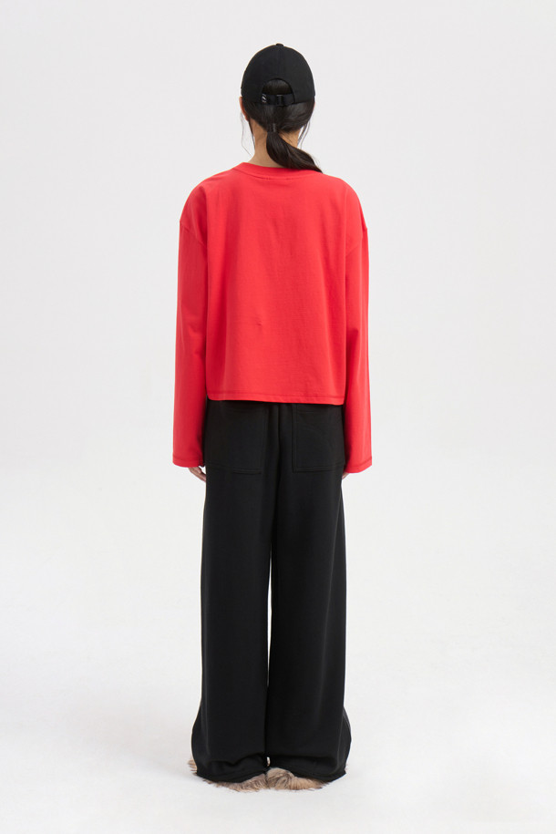 프릴 포인트 스탠다드 핏 롱 슬리브 티셔츠 (레드)는 여성용 티셔츠로, 봄, 가을에 캐주얼하게 즐겨 입기 좋습니다. 부드러운 면 소재에 얇은 두께감으로 편안한 착용감을 선사하며, 라운드넥과 긴 소매 기장으로 디자인되었습니다. 스탠다드 핏으로 어떤 스타일에도 잘 어울리며, 프릴 디테일이 여성스러운 무드를 더합니다. 16수 싱글 져지 원단과 메쉬 소재 믹스로 포인트를 주었으며, 데이트룩이나 봄 소풍룩에 매치하기 좋습니다. 진한 컬러 특성상 이염에 유의하여 착용하십시오.
