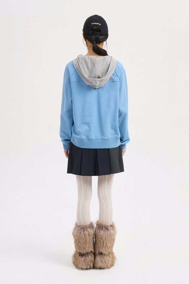 블루 컬러의 플라워 자수 스웨트 티셔츠입니다. 부드러운 면 소재로 제작되어 편안한 착용감을 선사하며, 봄, 가을 시즌에 활용하기 좋습니다. 캐주얼하고 미니멀한 스타일로, 일상복이나 봄 소풍룩으로 연출하기 좋습니다. 장미 모티브 프린트와 레터링 자수 디테일이 돋보이며, 루즈핏과 라운드넥 디자인으로 편안하게 착용할 수 있습니다. 긴 소매 기장으로 간절기 날씨에 적합하며, 다양한 하의와 매치하여 스타일리시하게 연출해보세요.
