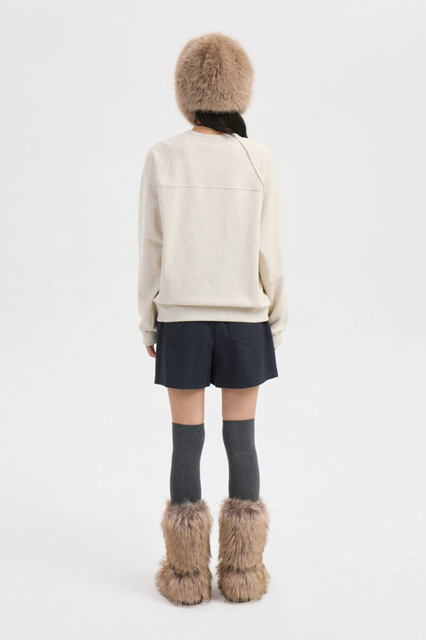 플라워 자수 스웨트 티셔츠 (오트밀)는 부드러운 면 소재로 제작되어 편안한 착용감을 선사합니다. 루즈핏으로 제작되어 여유로운 실루엣을 연출하며, 라운드넥과 긴소매 디자인으로 어떤 스타일에도 잘 어울립니다. 가을, 겨울 시즌에 적합하며, 두꺼운 두께감으로 따뜻하게 입을 수 있습니다. 장미 모티브와 레터링 자수 디테일이 돋보이는 캐주얼 스타일의 맨투맨으로, 집콕룩이나 산책룩으로 활용하기 좋습니다.
