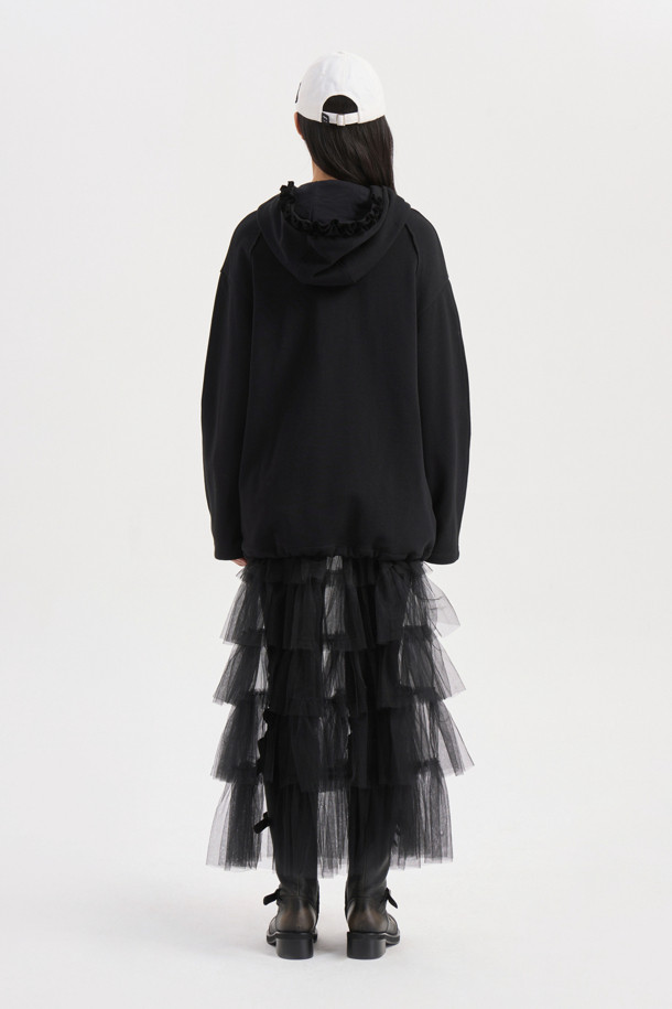 프릴 포인트 루즈핏 후드 티셔츠 (블랙)는 여성 고객을 위한 캐주얼 스타일의 후드 티셔츠입니다. 솔리드 3단 쮸리 면 소재로 제작되어 편안한 착용감을 제공하며, 봄, 가을에 적합합니다. 루즈핏으로 활동성을 높였으며, 프릴 디테일과 캥거루 포켓, 레터링 자수 디자인으로 포인트를 더했습니다. 산책룩, 집콕룩 등 다양한 TPO에 활용 가능하며, 미니멀한 스타일 연출에도 용이합니다. 긴 소매 기장의 무지 디자인으로 어떤 하의와도 쉽게 매치할 수 있습니다.
