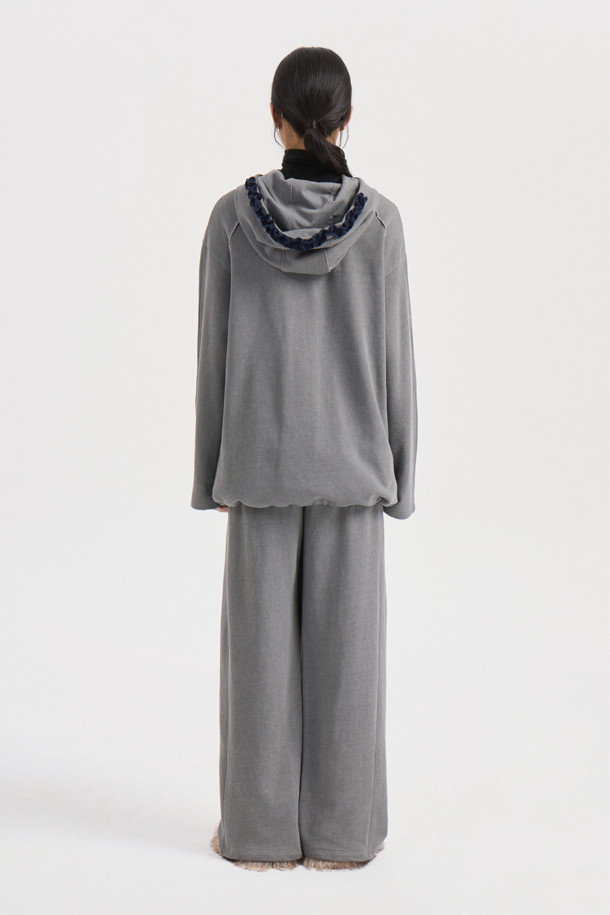 프릴 포인트 루즈핏 후드 티셔츠 (그레이)는 3단 쮸리 소재로 제작되어 부드러운 촉감을 선사하는 데일리 후드 티셔츠입니다. 캐주얼, 미니멀, 스트리트 스타일을 모두 소화할 수 있으며, 캥거루 포켓과 레터링 자수 디테일이 돋보입니다. 루즈핏으로 편안한 착용감을 제공하며, 피그먼트 워싱으로 빈티지한 멋을 더했습니다. 봄, 가을, 겨울 모두 활용 가능하며, 집콕룩이나 산책룩으로 활용하기 좋습니다. 
