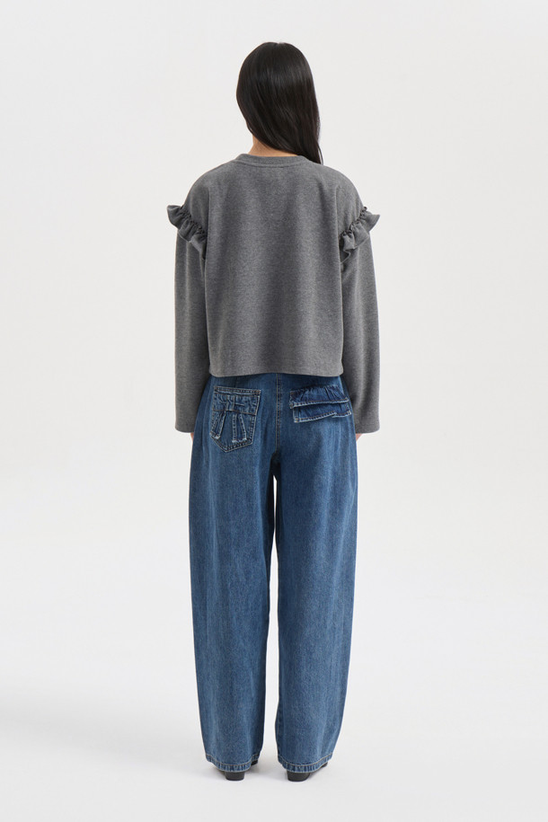 멜란지 그레이 컬러의 크로셰 자수 포인트 롱 슬리브 티셔츠입니다. 부드러운 니트라이크 져지 소재로 제작되어 편안한 촉감을 선사하며, 가을/겨울 시즌 데이트룩, 모임룩에 적합합니다. 라운드넥에 루즈핏으로 디자인되어 캐주얼, 미니멀, 로맨틱 스타일을 연출하기 좋습니다. 섬세한 뜨개 자수 포인트와 프릴 디테일이 여성스러운 무드를 더합니다. 얇은 두께로 제작되어 간절기부터 겨울까지 스타일리시하게 착용할 수 있습니다.
