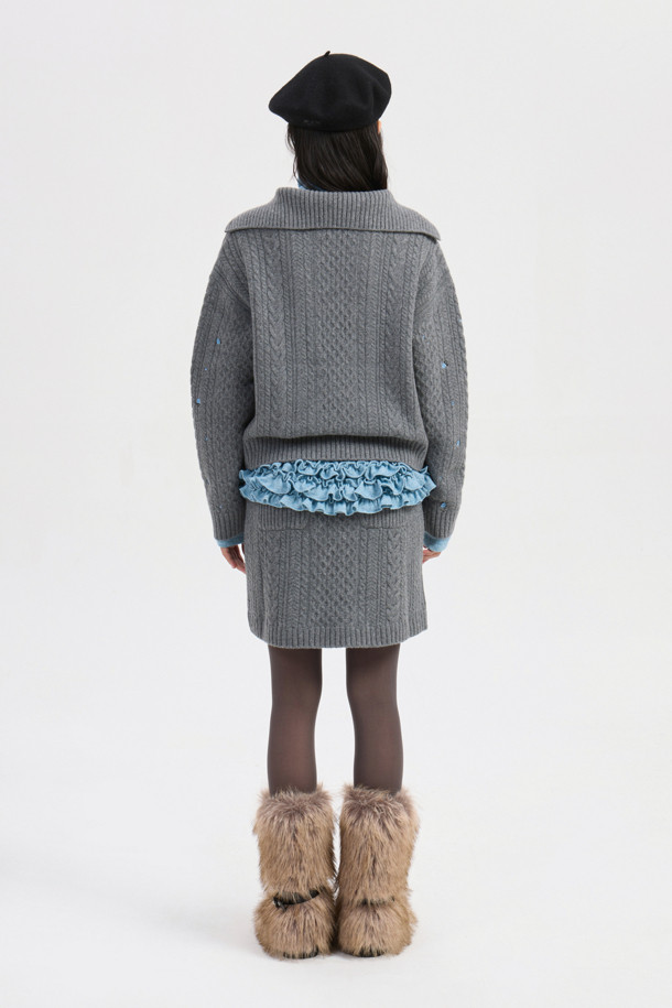 [Re-Order] 프릴 포인트 메탈 롱 슬리브 티셔츠 (블루)는 여성 의류로, 가을과 겨울에 우아한 스타일을 연출하기 좋습니다. 슬림핏에 터틀넥 디자인으로, 일상과 데이트룩, 모임룩에 활용하기 좋습니다. 메탈 소재 특유의 고급스러움과 긴 소매가 특징이며, 무지 패턴에 프릴 디테일과 밑단 볼륨감으로 포인트를 더했습니다. 클래식, 미니멀, 로맨틱 스타일을 즐기는 분들께 추천합니다.
