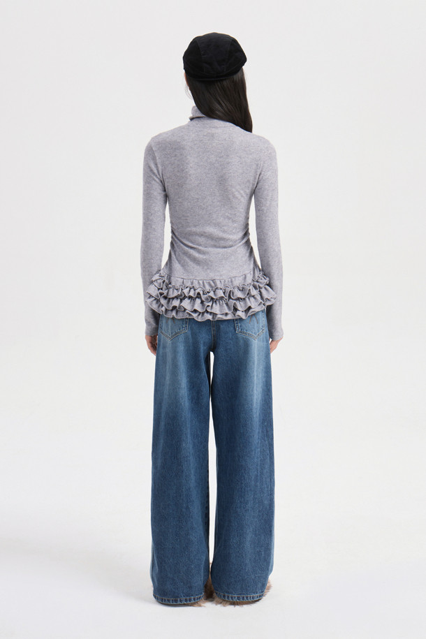 프릴 포인트 메탈 롱 슬리브 티셔츠 (그레이)는 여성스러운 무드와 캐주얼 스타일을 동시에 연출할 수 있는 티셔츠입니다. 부드러운 터틀넥 디자인에 슬림핏으로 제작되어 세련된 실루엣을 선사하며, 메탈 소재가 혼방되어 은은한 광택과 고급스러운 느낌을 더합니다. 봄, 가을, 겨울 세 계절 모두 활용 가능하며, 출근룩이나 모임룩 등 다양한 TPO에 매치하기 좋습니다. 무지 디자인에 프릴 디테일이 포인트로 더해져 클래식하면서도 미니멀한 스타일을 완성합니다. 긴 소매 기장으로 간절기에도 따뜻하게 착용할 수 있습니다.
