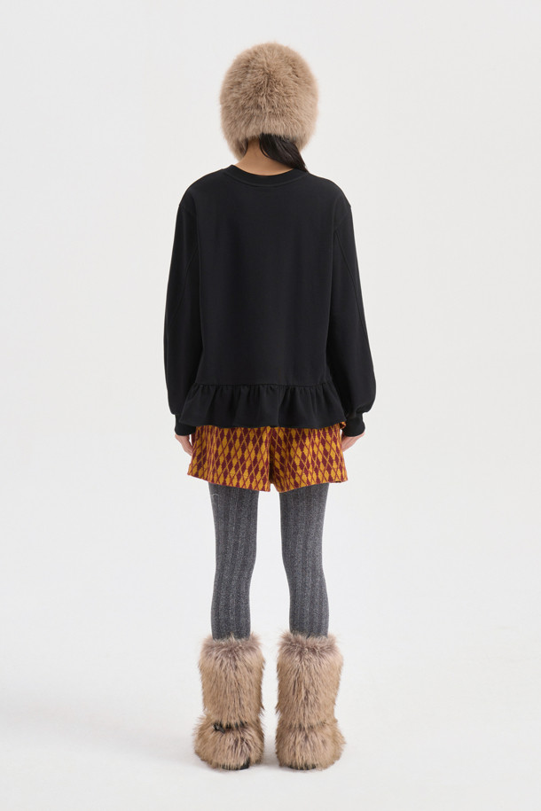Hem Line Frill Sweatshirt (블랙)은 부드러운 면 소재로 제작되어 가을과 겨울에 따뜻하게 착용할 수 있는 여성 맨투맨입니다. 캐주얼하고 미니멀한 스타일로, 루즈핏과 라운드넥 디자인이 편안함을 선사합니다. 무지 패턴의 블랙 컬러는 어떤 하의와도 쉽게 매치할 수 있으며, 밑단 프릴 디테일이 여성스러운 포인트를 더합니다. 긴 소매 기장과 두꺼운 두께감으로 포근하게 착용 가능한 데일리 아이템입니다.
