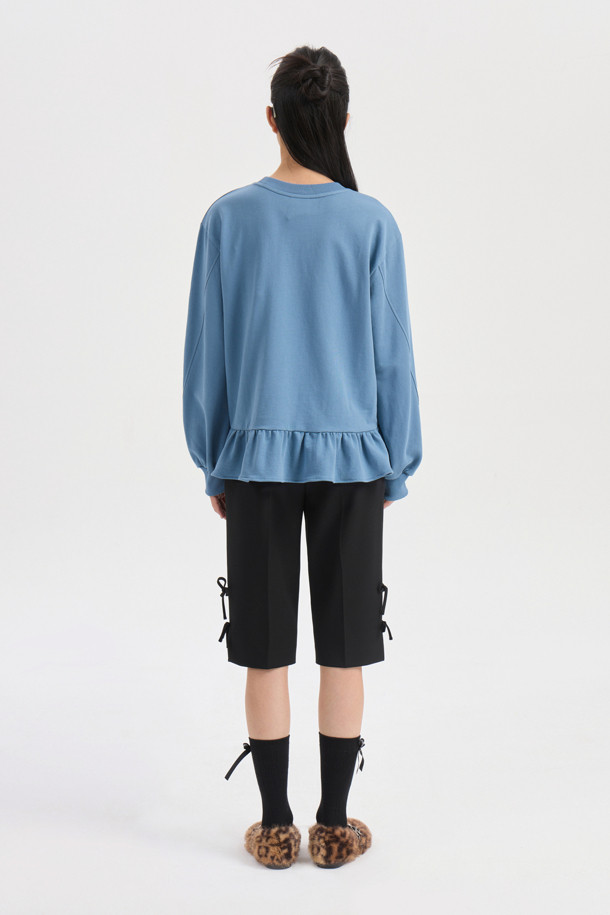 헤 라인 프릴 스웨트셔츠 (블루)는 산뜻한 블루 컬러와 부드러운 면 소재로 제작되어 봄, 가을 시즌에 활용하기 좋은 아이템입니다. 캐주얼한 무드를 연출하며 데이트룩, 봄 소풍룩에 적합합니다. 크롭 기장의 루즈핏으로 편안하면서도 스타일리시하게 연출할 수 있으며, 밑단 프릴 디테일이 여성스러운 포인트를 더합니다. 얇은 두께감과 라운드넥 디자인으로 간절기에도 부담 없이 착용 가능하며, 미니멀한 스타일을 즐기는 분들께 추천합니다.

