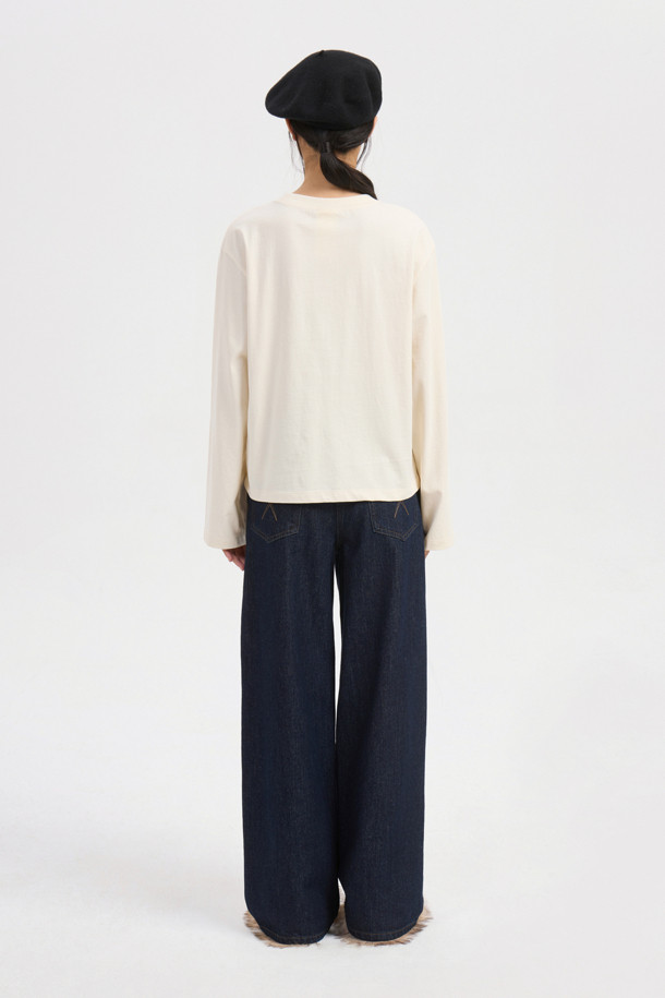 부드러운 면 소재의 '뷔스티에' 롱 슬리브 티셔츠입니다. 가볍고 얇은 두께감으로 봄, 가을 시즌에 활용하기 좋으며, 라운드넥과 긴 소매 디자인으로 여성스러운 무드를 연출합니다. 셔링 뷔스티에 디테일이 포인트이며, '실켓' 가공 처리된 싱글 져지 소재로 부드러운 촉감을 선사합니다. 스탠다드핏 또는 루즈핏으로 편안하게 착용 가능하며, 일상 및 데이트룩, 캐주얼 및 미니멀 스타일 연출에 적합합니다. 라이트 베이지 컬러로 다양한 하의와 매치하기 좋습니다.
