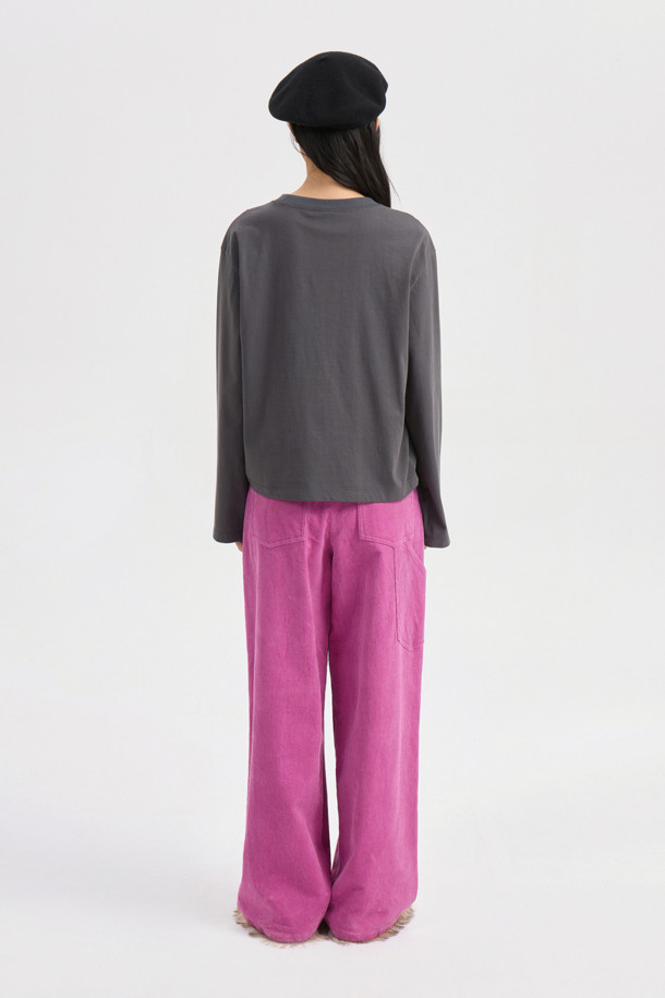 다크 그레이 컬러의 뷔스티에 롱 슬리브 티셔츠입니다. 부드러운 촉감의 면 소재로 제작되었으며, 봄, 가을에 착용하기 좋습니다. 루즈 핏에 라운드넥 디자인으로 편안한 착용감을 선사하며, 셔링 뷔스티에 디테일이 돋보입니다. 일상, 데이트룩, 모임룩 등 다양한 TPO에 캐주얼, 미니멀, 클래식 스타일로 연출하기 좋습니다. 싱글 져지 소재에 실켓 가공하여 부드러운 착용감을 느낄 수 있습니다.
