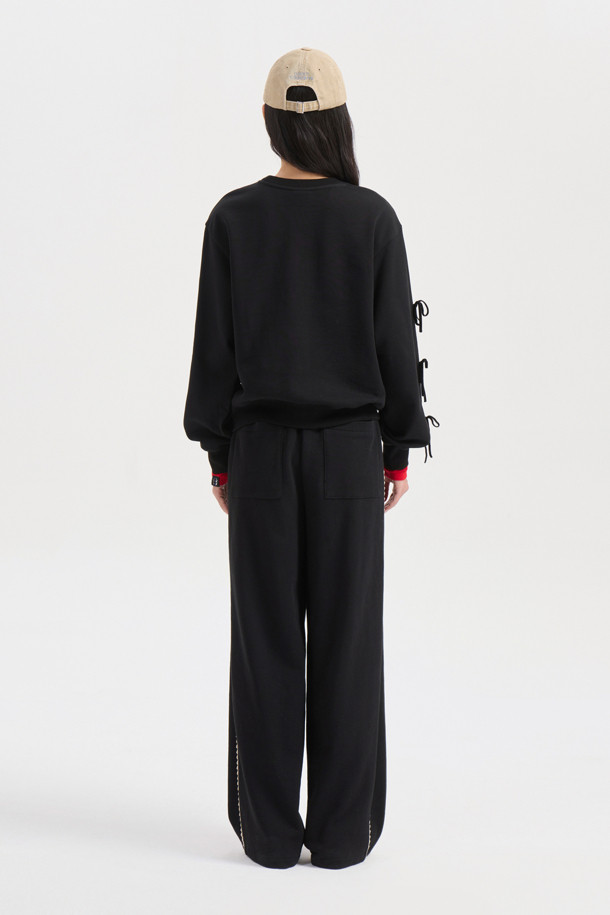 리본 포인트 스웨트셔츠 (블랙)는 여성들을 위한 캐주얼 스타일의 크롭 기장 맨투맨/스웨트셔츠입니다. 부드러운 면 소재로 제작되어 봄, 가을에 편안하게 착용하기 좋으며, 슬림핏으로 여성스러운 실루엣을 연출합니다. 라운드넥과 긴소매 디자인에 오른쪽 소매의 벨벳 리본 장식과 가슴 부분의 슈에뜨 자수 디테일이 포인트입니다. 데이트룩 또는 모임룩으로 걸리시하고 미니멀한 스타일을 연출해보세요.
