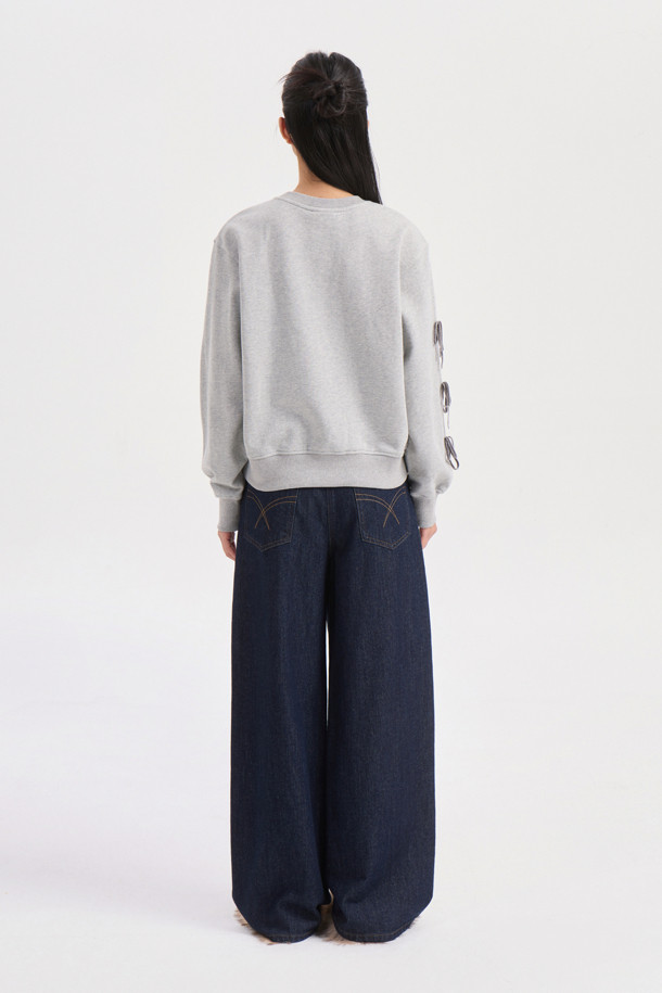 멜란지 그레이 컬러의 리본 포인트 맨투맨 티셔츠입니다. 캐주얼하고 미니멀한 스타일로, 봄, 가을에 어울리는 크롭 기장의 긴소매 디자인입니다. 오른쪽 소매에는 벨벳 리본 장식이, 가슴에는 슈에뜨 자수가 포인트로 자리 잡고 있습니다. 슬림핏으로 제작되어 더욱 세련된 핏을 연출하며, 일상에서 편안하게 착용할 수 있는 웨어러블 아이템입니다. 라운드넥으로 제작되어 어떤 스타일에도 잘 어울립니다.
