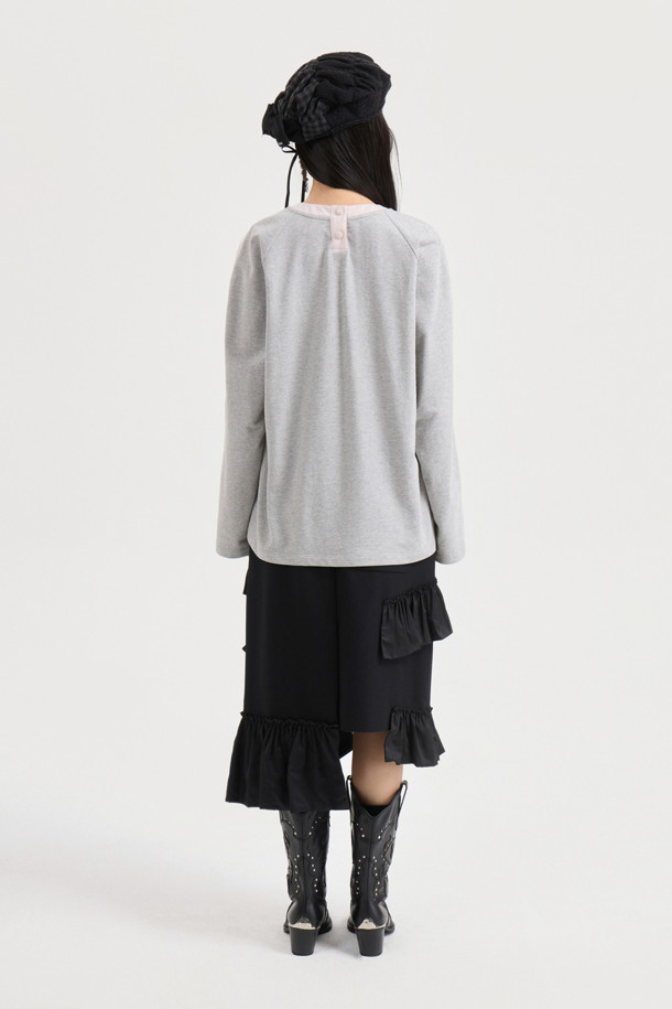 [Atelier] 우븐 믹스 롱 슬리브 티셔츠 (라이트 핑크)는 여성스러운 무드의 티셔츠입니다. 우븐과 미니 쮸리 소재를 혼방하여 바스락거리는 촉감과 은은한 광택감을 선사합니다. 라운드넥에 루즈핏으로 편안하게 착용 가능하며, 앞 중심의 아틀리에 자수 로고가 포인트입니다. 데이트룩이나 카페룩에 잘 어울리는 캐주얼, 스마트 캐주얼 스타일의 아이템으로, 봄, 가을에 활용하기 좋습니다. 블라우스처럼 여성스러운 분위기를 연출해보세요.
