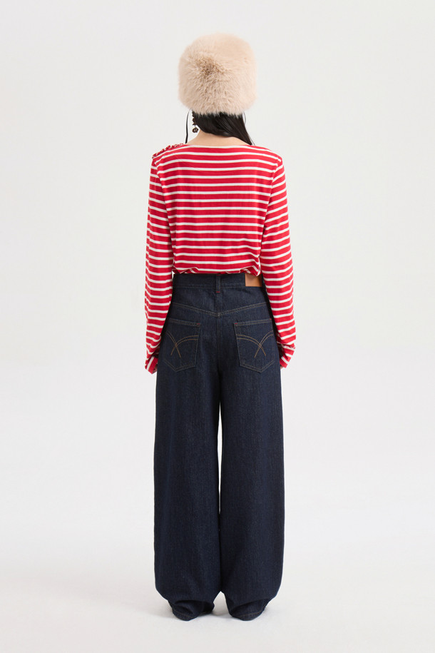 [Atelier] 프릴 포인트 스트라이프 롱 슬리브 티셔츠(레드)는 여성스러운 분위기를 연출하는 긴 소매 티셔츠입니다. 부드러운 면 소재로 제작되어 편안한 착용감을 선사하며, 얇은 두께감으로 봄, 가을 시즌에 활용하기 좋습니다. 넥 라인의 프릴 디테일과 가슴 부분의 아틀리에 자수 디테일이 돋보이며, 슬림핏 디자인과 스트라이프 패턴이 캐주얼하면서도 베이직한 스타일을 완성합니다. 데이트룩, 카페룩 등 다양한 상황에 어울리는 아이템으로, 미니멀한 스타일을 선호하는 분들께 추천합니다.
