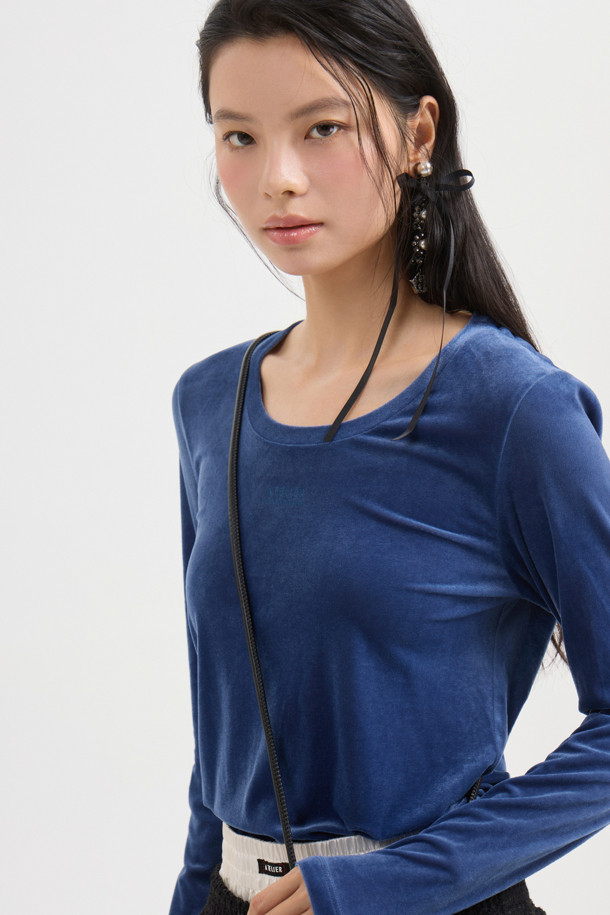 [Re-Order] [아틀리에] 벨벳 U넥 긴 소매 티셔츠는 부드러운 벨벳 져지 소재로 제작되어 가을과 겨울에 따뜻하고 편안하게 착용할 수 있습니다. 슬림핏 디자인에 U넥 라인으로 여성스러운 실루엣을 연출하며, 베이직한 스타일로 데이트룩, 모임룩 등 다양한 TPO에 활용하기 좋습니다. 신축성이 뛰어나 활동성을 높였으며, 앞 중심에는 아틀리에 프린트가 더해져 포인트를 줍니다. 얇은 두께감으로 레이어드하기 좋으며, 단독 손세탁을 권장합니다. 클래식, 미니멀, 캐주얼 스타일을 즐기는 분들께 추천합니다.
