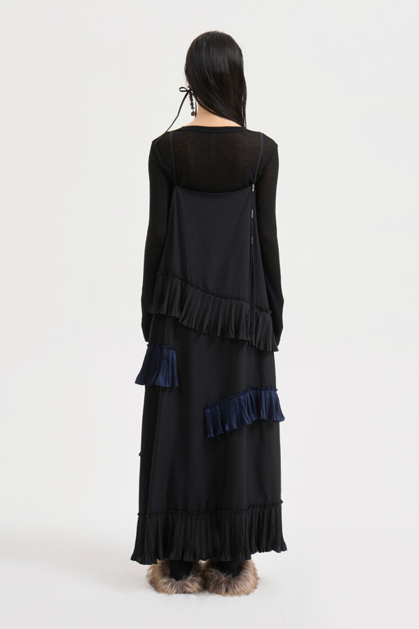 [Atelier] 엠브로이더리 포인트 슬림핏 긴팔 티셔츠 (블랙)는 부드러운 촉감의 울과 텐셀 혼방 소재로 제작되어 편안한 착용감을 선사합니다. 라운드넥 디자인에 아틀리에 자수 포인트와 레이스 테이프 디테일이 더해져 캐주얼하면서도 미니멀한 스타일을 연출합니다. 슬림핏으로 제작되어 슬림한 실루엣을 강조하며, 봄, 가을에 데이트룩 또는 카페룩으로 활용하기 좋습니다. 스탠다드 핏의 루즈한 실루엣이 특징이며, 블랙 컬러로 어떤 스타일에도 쉽게 매치할 수 있습니다.
