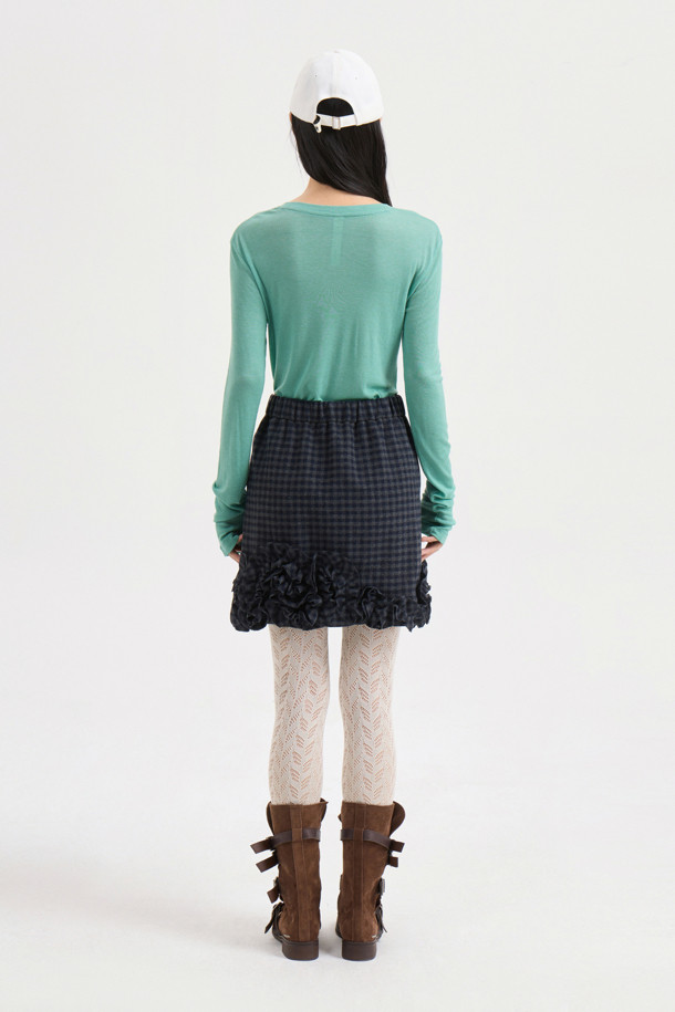 [Atelier] 자수 포인트 슬림핏 긴팔 티셔츠 (green)는 부드러운 촉감의 울, 텐셀 혼방 소재로 제작되어 봄, 가을에 착용하기 좋습니다. 슬림핏 디자인과 라운드넥으로 캐주얼하고 베이직한 스타일을 연출하며, 레이스 테이프 디테일과 아틀리에 자수 포인트가 특징입니다. 데이트룩, 카페룩 등 다양한 TPO에 활용 가능하며, 이너용 티셔츠로도 적합하여 활용도가 높습니다. 그린 컬러로 세련된 느낌을 더해 클래식, 미니멀 스타일을 즐기는 분들께 추천합니다.
