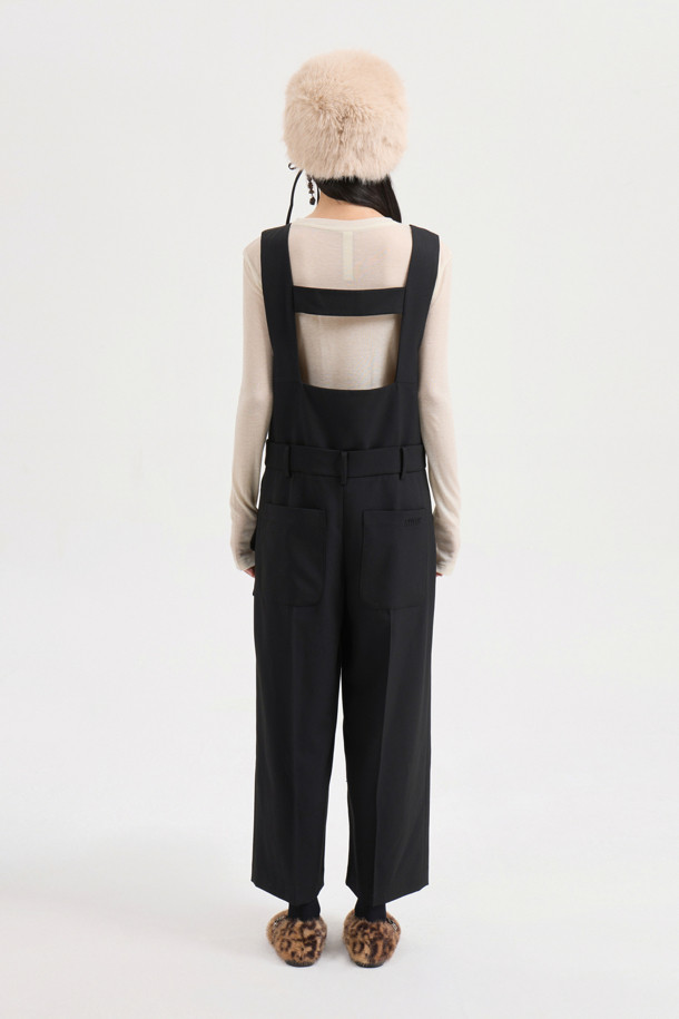 [Atelier] 자수 포인트 슬림 핏 긴팔 티셔츠는 부드러운 촉감의 울, 텐셀 혼방 소재로 제작되어 봄, 가을에 착용하기 좋습니다. 아이보리 컬러에 아틀리에 자수 포인트와 레이스 테이프 디테일이 더해져 캐주얼하면서도 베이직한 스타일을 연출합니다. 슬림핏 디자인과 라운드넥으로 편안하게 착용 가능하며, 얇은 두께감으로 다양한 스타일링에 활용하기 좋습니다. 동네 마실룩, 카페룩 등 편안한 TPO에 미니멀, 클래식한 스타일을 더해보세요. 후라이스 소재로 제작되어 부드러운 착용감을 선사합니다.
