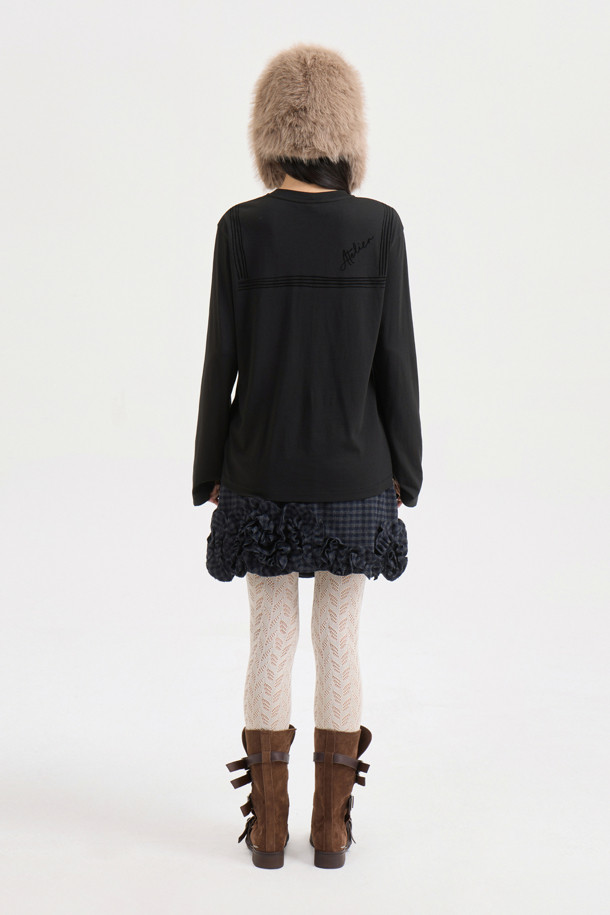 [Atelier] 리본 아플리케 롱 슬리브 티셔츠 (블랙)는 부드러운 모달 소재로 제작되어 편안한 착용감을 선사합니다. 유니크하고 캐주얼한 스타일을 연출하며, 메쉬 리본 디테일과 세일러 카라 프린트, 하이브리드 디자인이 돋보입니다. 라운드넥에 여유 있는 핏으로 편안함을 더했으며, 봄, 가을 계절에 데이트룩, 카페룩 등 다양한 TPO에 활용하기 좋습니다. 미니멀하면서도 로맨틱한 무드를 연출할 수 있는 긴소매 티셔츠입니다.
