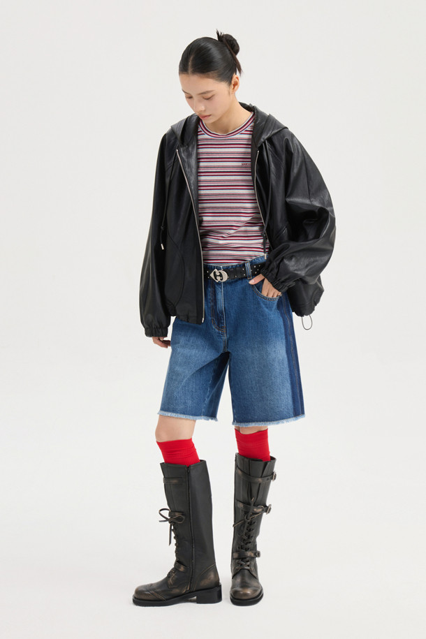 [Re-Order] 스트라이프 슬림핏 긴팔 티셔츠 (레드)는 캐주얼하고 베이직한 스타일의 긴팔 티셔츠입니다. 봄, 가을에 어울리는 슬림핏 디자인으로, 데이트룩이나 봄 소풍룩에 매치하기 좋습니다. 부드러운 신축성 좋은 소재로 제작되어 편안한 착용감을 선사합니다. 가슴 부분의 레터링 자수 포인트와 뒷넥 개발 라벨이 돋보이며, 레드 컬러의 스트라이프 패턴이 돋보입니다. 미니멀한 스타일을 선호하는 분들께 추천합니다.
