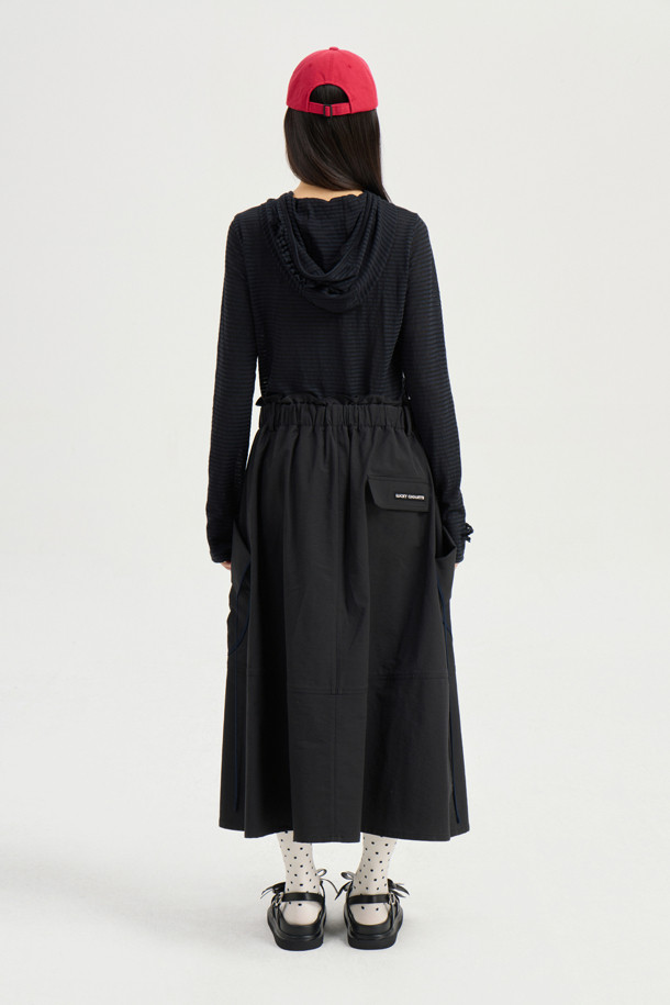 슬림핏 후드 티셔츠입니다. 블랙 색상의 무지 디자인으로, 캐주얼, 미니멀, 시크 스타일을 연출하기 좋습니다. 나일론 소재로 제작되어 가볍고 실용적이며, 힙색, 웨이스트백, 벨트백과 같은 웨어러블한 룩에 잘 어울립니다. 수납 기능과 지퍼 디테일로 편의성을 더했으며, 동네 마실룩, 여행룩, 산책룩 등 다양한 TPO에 활용하기 좋습니다. 스몰 사이즈로, 여성분들에게 적합합니다.
