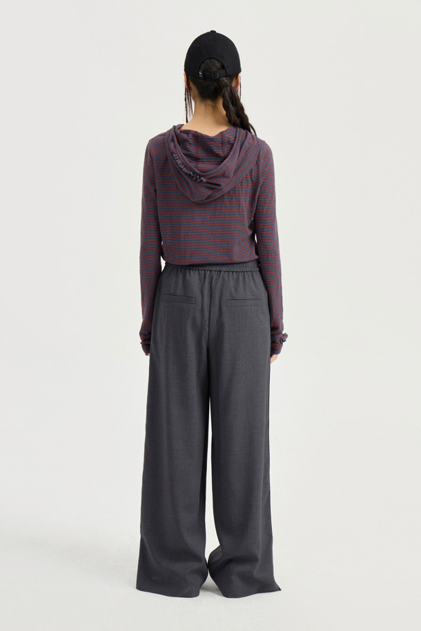 슬림핏 후드 티셔츠는 다크 브라운 컬러의 여성용 후드 티셔츠입니다. 봄, 가을 시즌에 적합하며, 얇은 두께와 부드러운 져지 소재로 편안한 착용감을 선사합니다. 슬림핏으로 제작되어 캐주얼하고 미니멀한 스타일을 연출하며, 소매와 후드에 프릴 디테일이 더해져 여성스러운 포인트를 더했습니다. 스트라이프 패턴과 배색 스티치 자수 디테일이 돋보이며, 기본 이너로 활용도가 높아 동네 마실룩, 카페룩, 봄 소풍룩 등 다양한 TPO에 활용하기 좋습니다.
