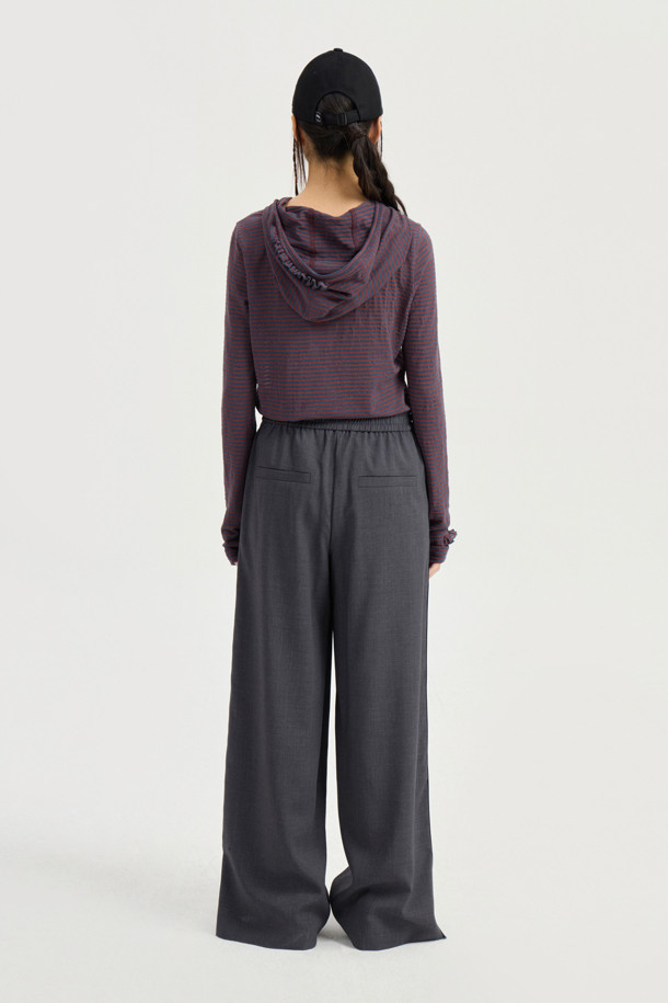 **슬림핏 후드 티셔츠**

여성용 슬림핏 후드 티셔츠입니다. 갈색 컬러에 캐주얼한 스타일로, 봄, 가을에 착용하기 좋습니다. 소매와 후드 부분에 프릴 디테일이 있으며, 배색 스티치 자수가 포인트입니다. 스트라이프 및 플라워 패턴으로 디자인되어 있으며, 기본 이너 티셔츠로 활용 가능합니다. 동네 마실룩, 카페룩, 봄 소풍룩 등 다양한 TPO에 맞춰 미니멀하고 로맨틱한 스타일을 연출해보세요.
