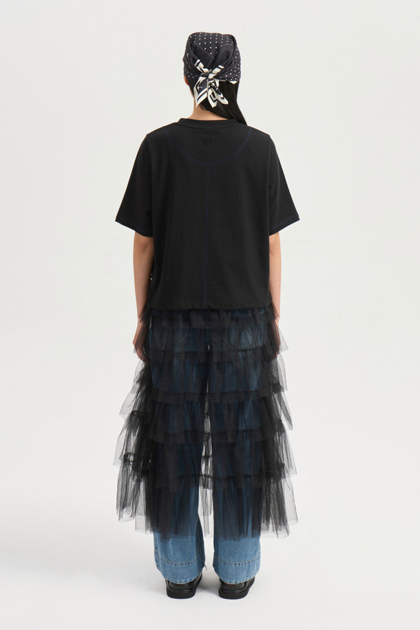 프릴 포인트 반소매 티셔츠는 여성 의류로, 캐주얼하고 미니멀한 스타일을 연출하기에 좋습니다. 봄, 여름 시즌에 적합하며, 스탠다드 핏과 라운드넥 디자인으로 편안하게 착용할 수 있습니다. 블랙 색상의 무지 티셔츠로, 앞판 메쉬 배색과 프릴 디테일이 특징입니다. 뒤 상단에는 엠블럼 자수 디테일이 더해져 포인트를 줍니다.
