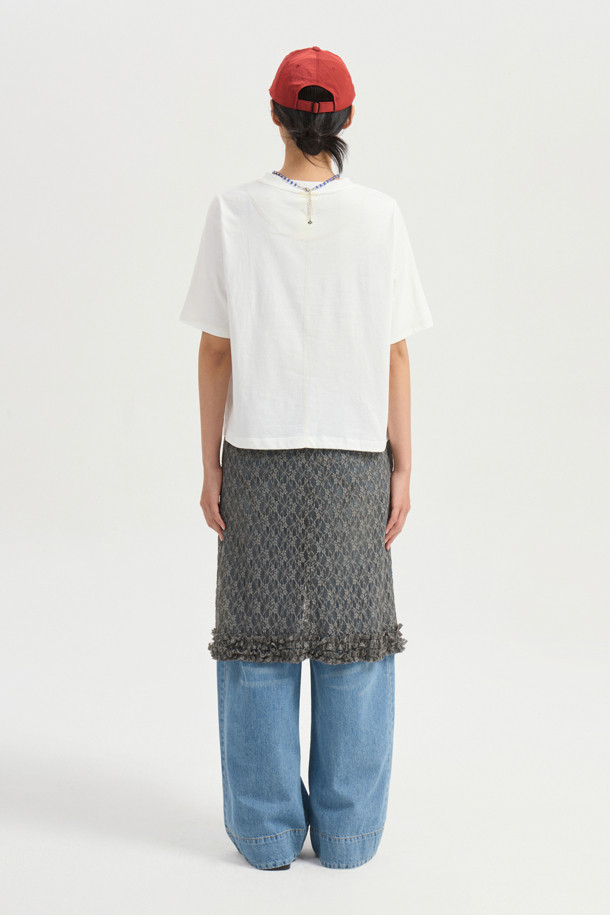 프릴 포인트 반소매 티셔츠는 여성스러운 무드를 연출해 주는 캐주얼 스타일의 반팔 티셔츠입니다. 라운드넥 디자인에 스탠다드핏 또는 루즈핏으로 편안하게 착용 가능하며, 봄, 여름 시즌에 적합합니다. 화이트 색상에 무지 패턴으로 어떤 하의와도 쉽게 매치할 수 있습니다. 메쉬 배색과 엠블럼 자수, 프릴 디테일이 더해져 포인트를 더했습니다. 동네 마실룩, 여행룩 등 다양한 상황에서 웨어러블하게 활용할 수 있습니다.
