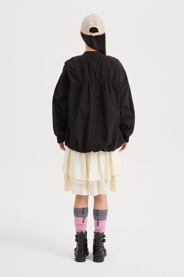 솔리드 포켓 집업 점퍼 (블랙)는 가볍고 부드러운 나일론 소재로 제작되어 봄, 가을 간절기에 적합합니다. 루즈핏으로 편안한 착용감을 선사하며, 블랙 컬러에 무지 패턴으로 어떤 옷에도 쉽게 매치할 수 있습니다. 밑단 밴딩과 니트 넥라인, 아웃포켓, 셔링 디테일이 더해져 캐주얼하면서도 페미닌한 스타일을 연출합니다. 동네 마실룩이나 산책룩과 같이 가벼운 일상에 미니멀하게 활용하기 좋습니다. 긴 소매 기장의 집업 스타일 점퍼입니다.
