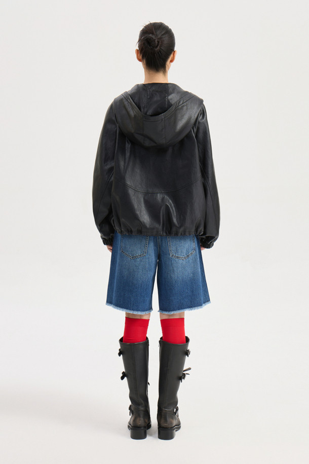 [Re-Order] 페이크 레더 후드 점퍼 (블랙)는 가을, 겨울 시즌에 어울리는 여성용 점퍼입니다. 루즈핏으로 제작되어 편안한 착용감을 선사하며, 지퍼형 여밈 방식으로 간편하게 착용할 수 있습니다. 블랙 컬러에 로고 패턴이 더해져 캐주얼하고 스트릿한 무드를 연출합니다. 두꺼운 두께감의 인조가죽과 페이크 스웨이드 배색으로 고급스러움을 더했으며, 긴 소매와 후드 디자인이 특징입니다. 겨울 데일리룩, 쇼핑룩, 산책룩 등 다양한 TPO에 활용할 수 있습니다.
