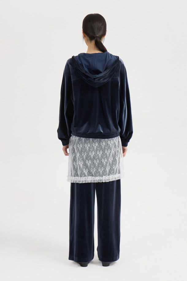 블루 컬러의 [Re-Order] 후드 벨벳 집업 점퍼입니다. 부드러운 촉감의 벨벳 소재로 제작되어 가을, 겨울 시즌 캐주얼하게 활용하기 좋습니다. 오버핏으로 편안함을 강조했으며, 밑단 밴딩과 블루종 실루엣으로 트렌디한 스타일을 연출합니다. 양옆 포켓과 로고 와펜 디테일로 포인트를 더했습니다. 데일리룩, 동네 마실룩, 산책룩 등 다양한 TPO에 활용하여 미니멀, 시티보이 스타일을 완성해 보세요.
