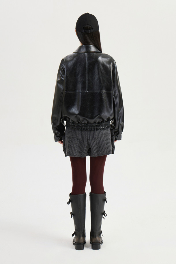 페이크 레더 카라 점퍼 (블랙)는 가을, 겨울 시즌에 어울리는 여성용 아우터입니다. 캐주얼, 스트릿 스타일을 연출하기 좋으며, 넉넉한 레귤러핏으로 편안하게 착용할 수 있습니다. 블랙 컬러의 무지 디자인에, 인조가죽 소재와 두꺼운 두께감으로 따뜻함을 더했습니다. 칼라 디테일, 지퍼 슬라이더 장식, 가슴 포켓, 스냅 버튼, 밑단 밴딩, 럭키 로고 안감 등 다양한 특징을 갖춘 블루종 스타일의 점퍼입니다. 겨울 데일리룩, 쇼핑룩, 모임룩에 활용하기 좋은 아이템입니다.
