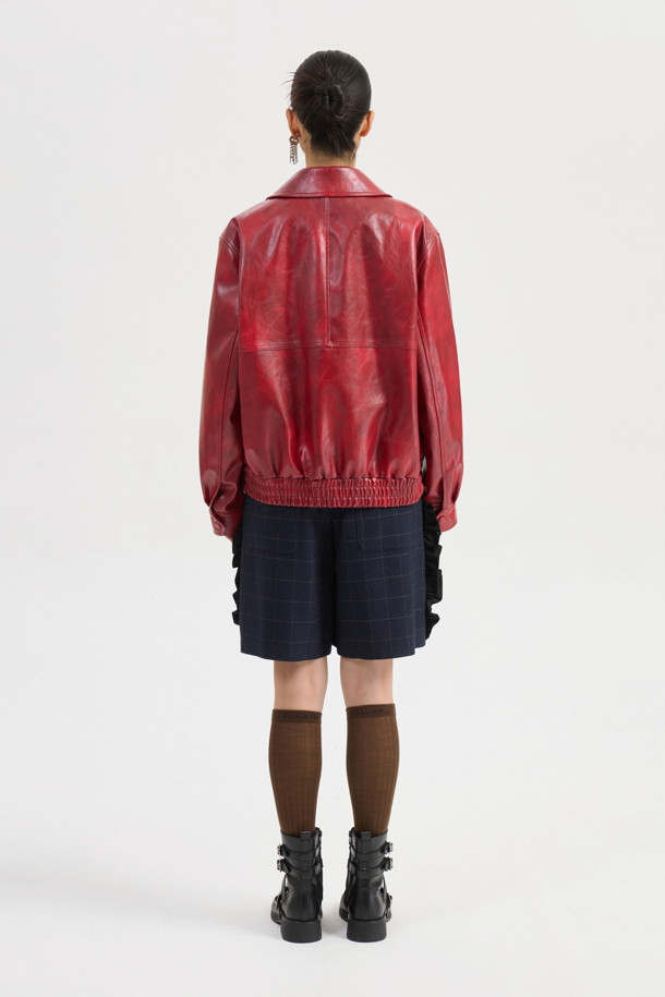 페이크 레더 카라 점퍼 (레드)는 캐주얼, 스트릿 스타일을 즐기는 여성들을 위한 크롭 기장의 인조 가죽 점퍼입니다. 봄, 가을에 적합하며, 부드러운 촉감의 소재로 제작되어 편안하게 착용할 수 있습니다. 지퍼형 여밈 방식에 밑단 이밴드 블루종 디자인으로 활동성을 높였으며, 워시드 가공과 래키 (LUCKY) 로고 안감, 가슴 포켓 스냅 디테일이 특징입니다. 데이트룩, 쇼핑룩 등 다양한 TPO에 맞춰 미니멀한 스타일링을 연출해보세요. 루즈핏으로 편안하면서도 멋스러운 핏을 선사합니다.
