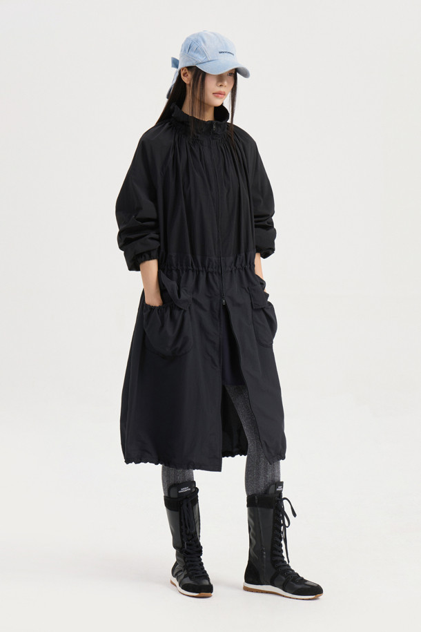 볼륨 포켓 롱 점퍼 (black)는 캐주얼, 스트리트 스타일을 즐기는 분들을 위한 아우터입니다. 롱 기장의 무지 디자인으로, 봄, 가을에 가볍게 걸치기 좋습니다. 루즈핏에 부드러운 나일론 소재를 사용하여 편안한 착용감을 선사하며, 넥과 허리 밑단의 셔링 디테일이 여성스러운 실루엣을 연출합니다. 원피스형 실루엣과 볼륨감 있는 디자인, 입체적인 아웃 포켓이 돋보이며, 지퍼 여밈 방식으로 간편하게 착용할 수 있습니다. 동네 마실룩이나 산책룩에 안성맞춤입니다.
