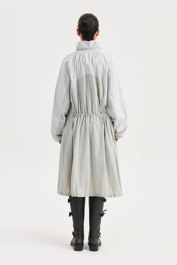 볼륨 포켓 롱 점퍼 (라이트 그레이)는 캐주얼, 스트릿, 미니멀 스타일을 즐겨 입는 여성 고객을 위한 아이템입니다. 가볍고 부드러운 나일론 소재로 제작되어 봄, 가을 간절기에 적합하며, 얇은 두께감으로 편안한 착용감을 선사합니다. 롱 기장과 루즈핏으로 체형 커버에 효과적이며, 볼륨감 있는 포켓 디자인과 넥, 허리 밑단 셔링 디테일이 돋보입니다. 지퍼 여밈 방식으로 간편하게 착용 가능하며, 동네 마실룩, 산책룩 등 일상적인 활동에 스타일리시함을 더해줍니다. 원피스 같은 실루엣으로 여성스러움을 강조하며 다양한 룩에 활용하기 좋습니다.
