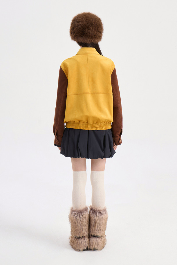 코듀로이 슬리브 페이크 스웨이드 점퍼 (옐로우)는 부드러운 스웨이드 소재의 몸판과 코듀로이 소매의 조화가 돋보이는 여성용 점퍼입니다. 캐주얼, 미니멀, 클래식 스타일을 아우르는 디자인으로, 가을과 겨울에 따뜻하게 착용하기 좋습니다. 오버핏 크롭 기장으로 편안한 착용감을 선사하며, 빅 사이즈 포켓과 금속 지퍼 디테일이 돋보입니다. 여행룩, 캠핑룩 등 다양한 TPO에 활용 가능하며, 옐로우와 브라운 두 가지 컬러로 만나볼 수 있습니다.
