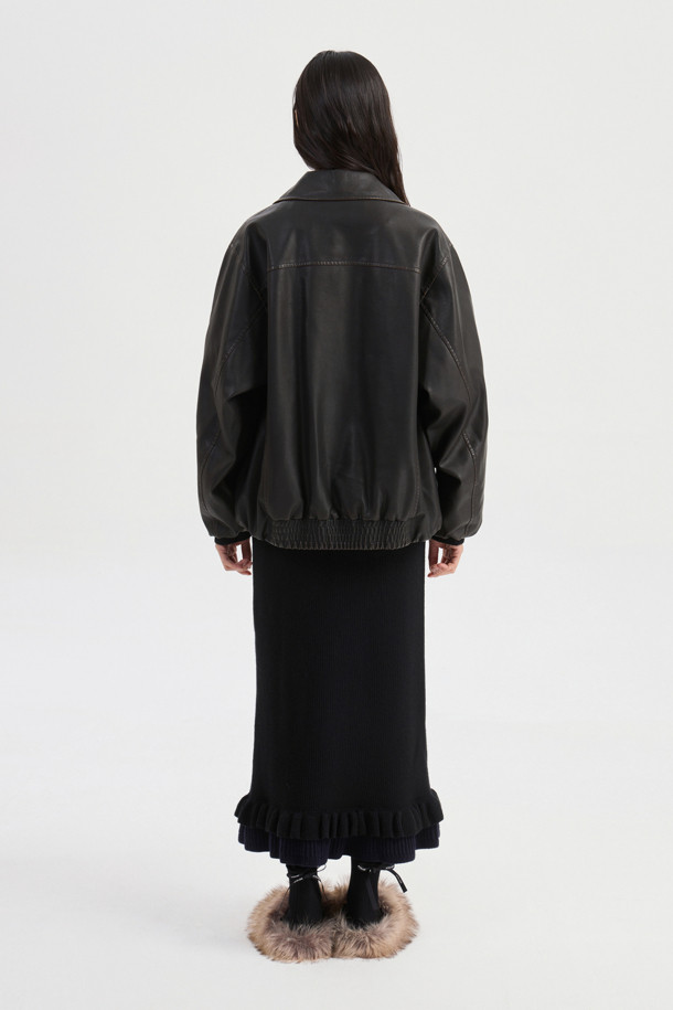 다크 브라운 컬러의 워싱 페이크 레더 카라 점퍼입니다. 힙 기장의 오버핏 블루종 스타일로, 가을과 겨울에 따뜻하게 착용할 수 있습니다. 겉감은 인조가죽 소재이며, 두꺼운 두께감과 패딩 안감으로 보온성을 높였습니다. 지퍼 여밈 방식과 아웃포켓 디테일, 밴딩 마감으로 활동성을 더했습니다. 데이트룩, 모임룩, 캐주얼 및 미니멀 스타일링에 모두 잘 어울립니다.
