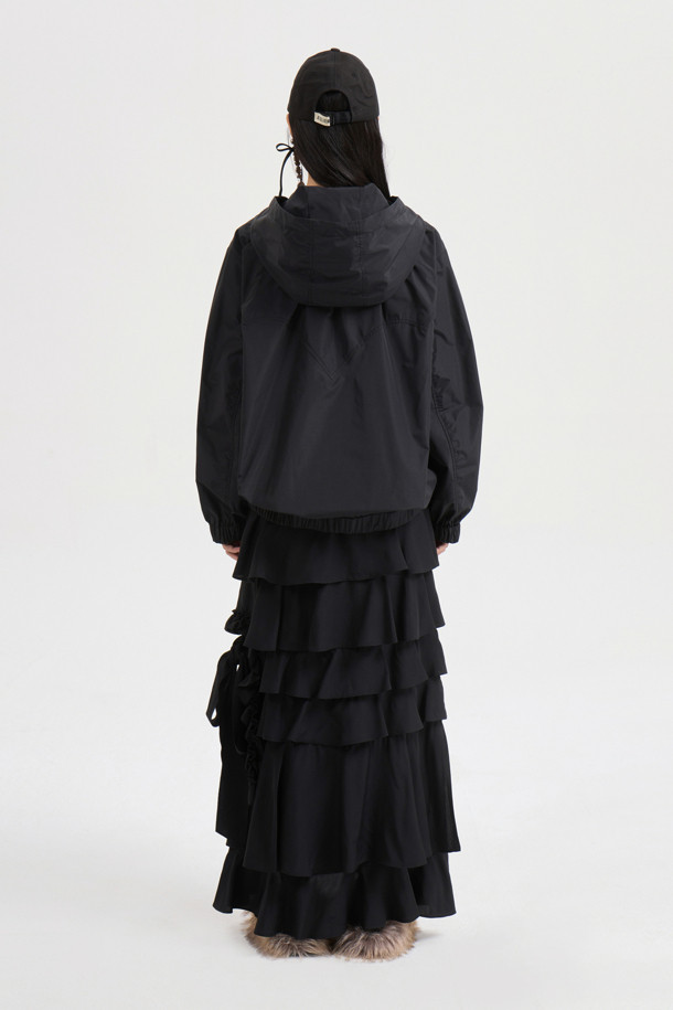 [Re-Order] [아뜰리에] 후드 아노락 점퍼 (블랙)는 여성 고객을 위한 캐주얼, 스포티 스타일의 아노락입니다. 봄, 가을에 어울리는 루즈핏의 후드 점퍼로, 힙 기장입니다. 블랙 컬러의 무지 디자인이며, 부드러운 촉감의 폴리에스터, 면 혼방 소재로 제작되었습니다. 셔링, 리본, 테이프, 니트 부자재 디테일이 특징이며, 산책룩에 활용하기 좋습니다. 긴 소매 기장으로 간절기에 편안하게 착용할 수 있습니다.
