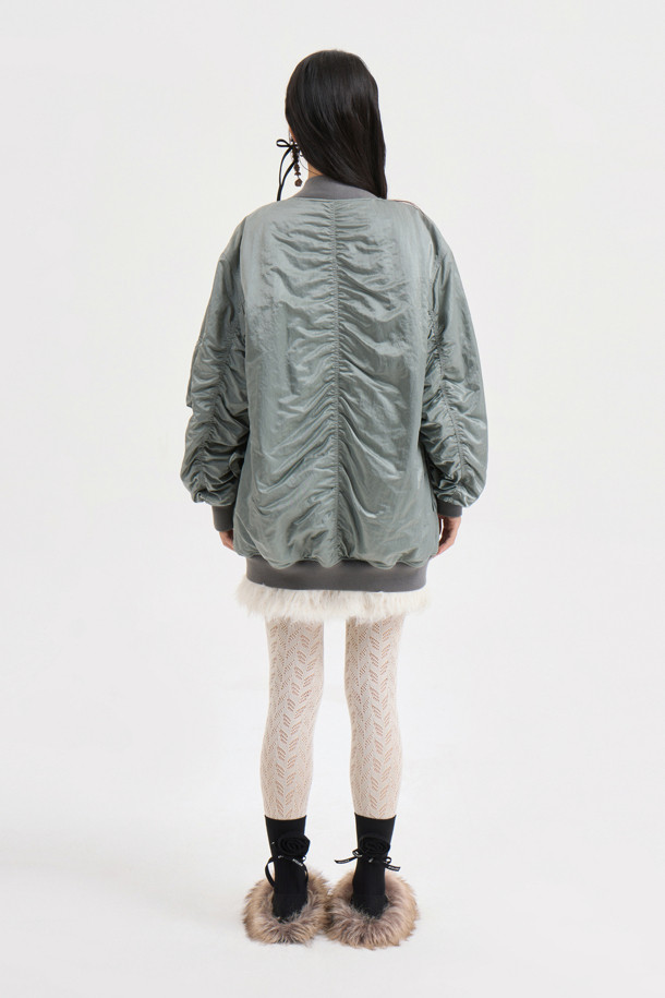 [Re-Order] [아뜰리에] 러플 디테일 하프 점퍼 (카키)는 봄, 가을에 산책룩 또는 캐주얼, 미니멀 스타일을 연출하기 좋은 여성 점퍼입니다. 부드러운 촉감의 나일론 소재로 제작되었으며, 보통 두께감으로 간절기에 활용하기 좋습니다. 코쿤핏 디자인에 은은한 광택감이 돋보이며, 러플 디테일과 파카링 봉제, 미니 포켓, 플라켓 디자인이 특징입니다. 지퍼형 여밈 방식으로 간편하게 착용할 수 있으며, 하프 기장의 블루종 스타일로 다양한 하의와 매치하기 좋습니다. 카키 컬러로 어떤 옷에도 잘 어울려 데일리 아우터로 추천합니다.
