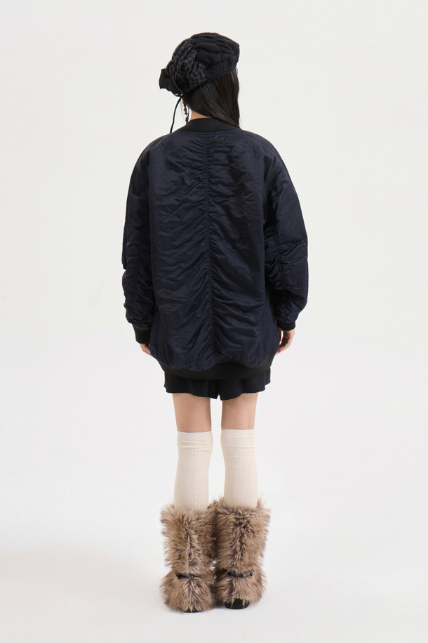 [Re-Order] [아뜰리에] 러플 디테일 하프 점퍼 (다크 네이비)는 산책룩과 봄 소풍룩에 어울리는 여성용 아우터입니다. 다크 네이비 컬러의 무지 디자인으로, 캐주얼, 미니멀, 클래식 스타일을 연출하기 좋습니다. 부드러운 촉감의 나일론 소재로 제작되었으며, 힙 기장의 코쿤핏으로 편안하게 착용할 수 있습니다. 지퍼형 여밈 방식에 긴 소매, 블루종 코트 타입으로 디자인되었으며, 러플 디테일, 파카링 봉제, 미니 포켓, 플라켓 디자인, 은은한 광택감이 특징입니다. 봄, 가을 시즌에 활용하기 좋은 보통 두께의 점퍼입니다.
