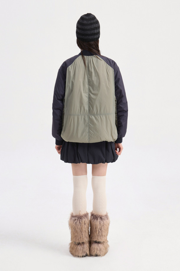 카키 컬러의 볼륨 패딩 점퍼입니다. 가을, 겨울 시즌 여성 의류로, 가볍고 부드러운 나일론 소재를 사용하여 편안한 착용감을 선사합니다. 오버핏 디자인에 볼륨감 있는 실루엣이 특징이며, 니트 시보리 디테일과 셔링 포켓으로 포인트를 더했습니다. 캐주얼 및 미니멀 스타일을 즐겨 입는 분들께 산책룩으로 추천하는 제품입니다. 버튼 여밈 방식의 크롭 기장으로 세련된 핏을 연출합니다.
