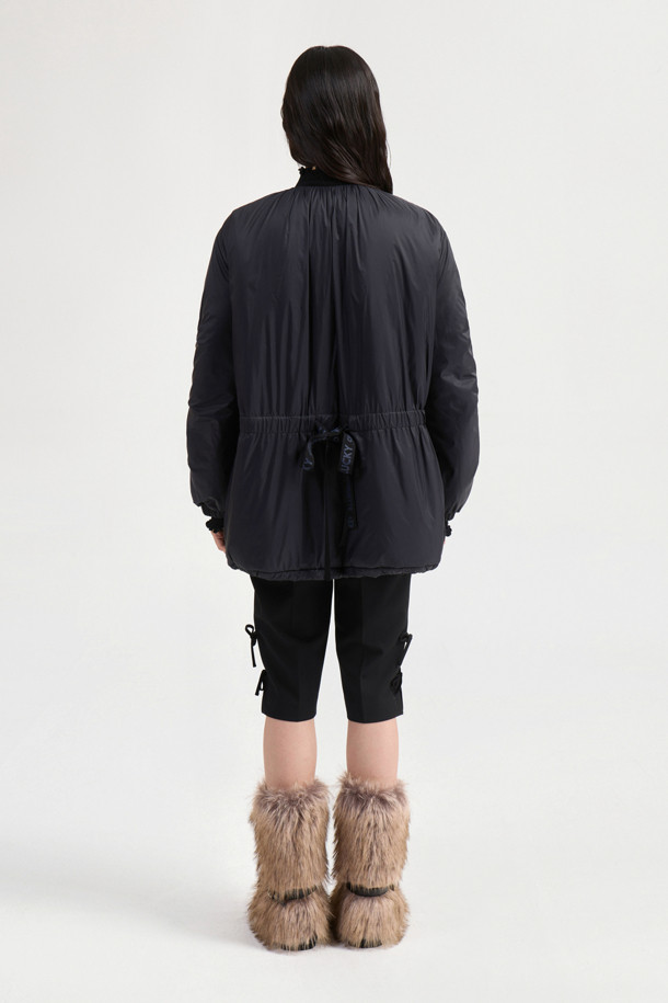 라운드 넥 패딩 점퍼 (블랙)는 겨울철 여성의 스타일을 책임질 아우터입니다. 페미닌하고 캐주얼한 무드를 동시에 연출하며, 셔링과 턱 디테일, 데님 배색 포켓, 끈 디테일이 돋보입니다. 넉넉한 루즈핏과 볼륨감 있는 실루엣으로 편안하면서도 세련된 스타일을 완성합니다. 부드러운 경량 소재에 두꺼운 두께감으로 따뜻함을 더하며, 긴 소매와 버튼 여밈 방식으로 보온성을 높였습니다. 미니멀, 로맨틱 스타일을 즐기는 분들께 추천합니다.
