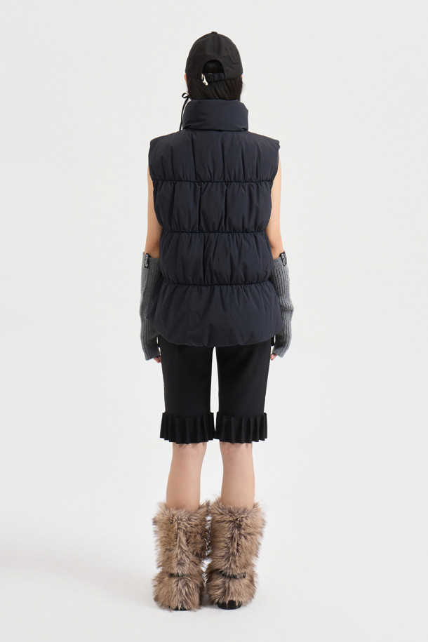 [Re-Order] 리본 다운 베스트는 여성용 다운 베스트로, 가을과 겨울에 따뜻하게 착용할 수 있습니다. 블랙 컬러의 무지 디자인에 숏 기장으로, 어떤 옷에도 쉽게 매치할 수 있습니다. 캐주얼하면서도 페미닌한 스타일을 연출하며, 출근룩과 모임룩에 모두 잘 어울립니다. 부드러운 구스 다운 소재와 셔링, 리본 장식, 샤이니 안감, 투웨이 지퍼 디테일이 특징입니다. 나일론, 스판덱스 소재로 제작되어 편안함과 활동성을 높였습니다.
