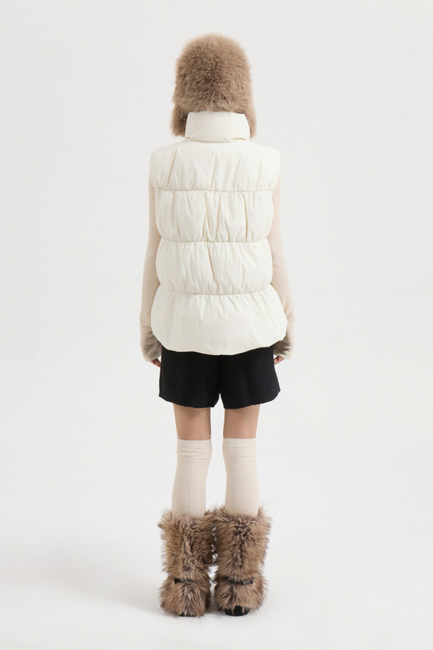 [Re-Order] 리본 다운 베스트 (다크 아이보리)는 겨울철 여성의 우아함과 따뜻함을 동시에 선사하는 다운 베스트입니다. 부드러운 촉감의 나일론과 스판덱스 혼방 소재, 그리고 샤이니 안감으로 고급스러운 착용감을 느낄 수 있습니다. 페미닌하고 캐주얼한 스타일을 연출하며, 리본 및 셔링 디테일로 포인트를 더했습니다. 투웨이 지퍼와 레귤러핏으로 편안한 착용감을 제공하며, 구스다운 충전재로 뛰어난 보온성을 자랑합니다. 데이트룩과 출근룩 등 다양한 TPO에 활용 가능하여, 캐주얼, 미니멀, 로맨틱 스타일을 즐기는 여성에게 추천합니다.
